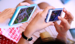 Mobile phone online games are rapidly entering the developing stage